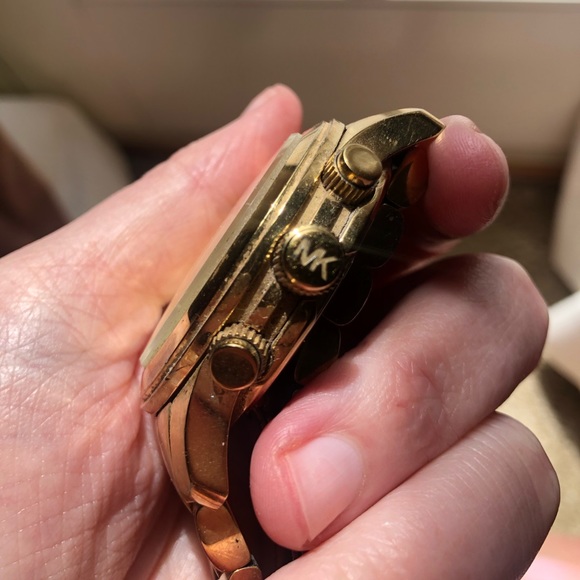 MICHAEL KORS Gold Oversized Runway Watch - Picture 4 of 7